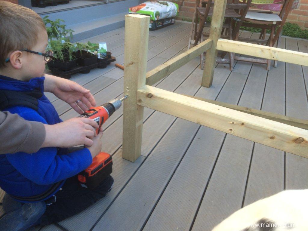 Construction d&rsquo;un carré potager surélevé pour vos enfants