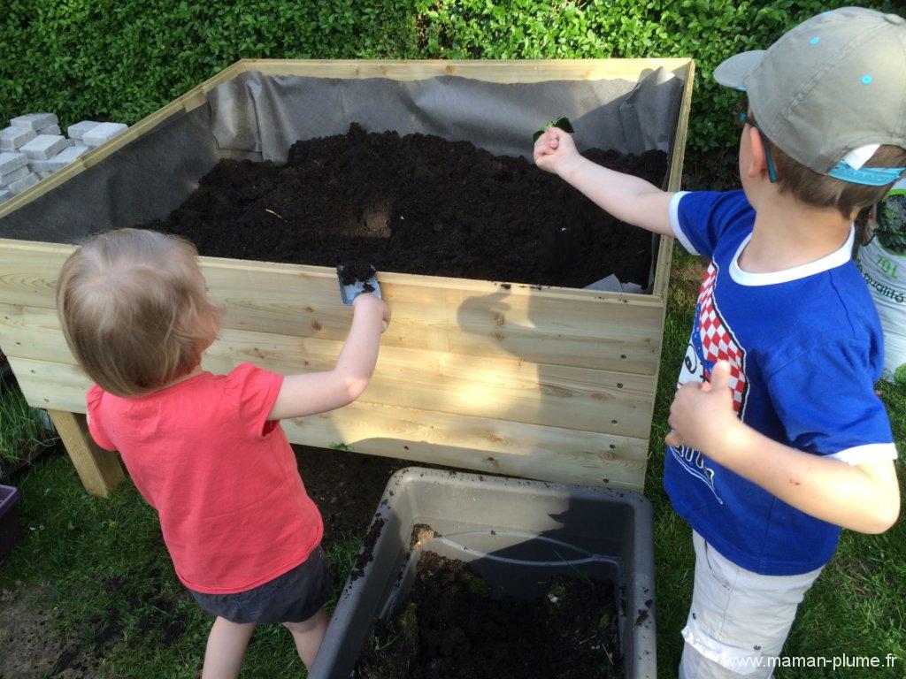 Construction d&rsquo;un carré potager surélevé pour vos enfants