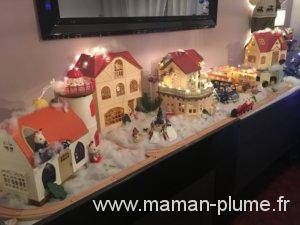 Les Sylvanian Families ont installé le sapin de Noël dans le salon