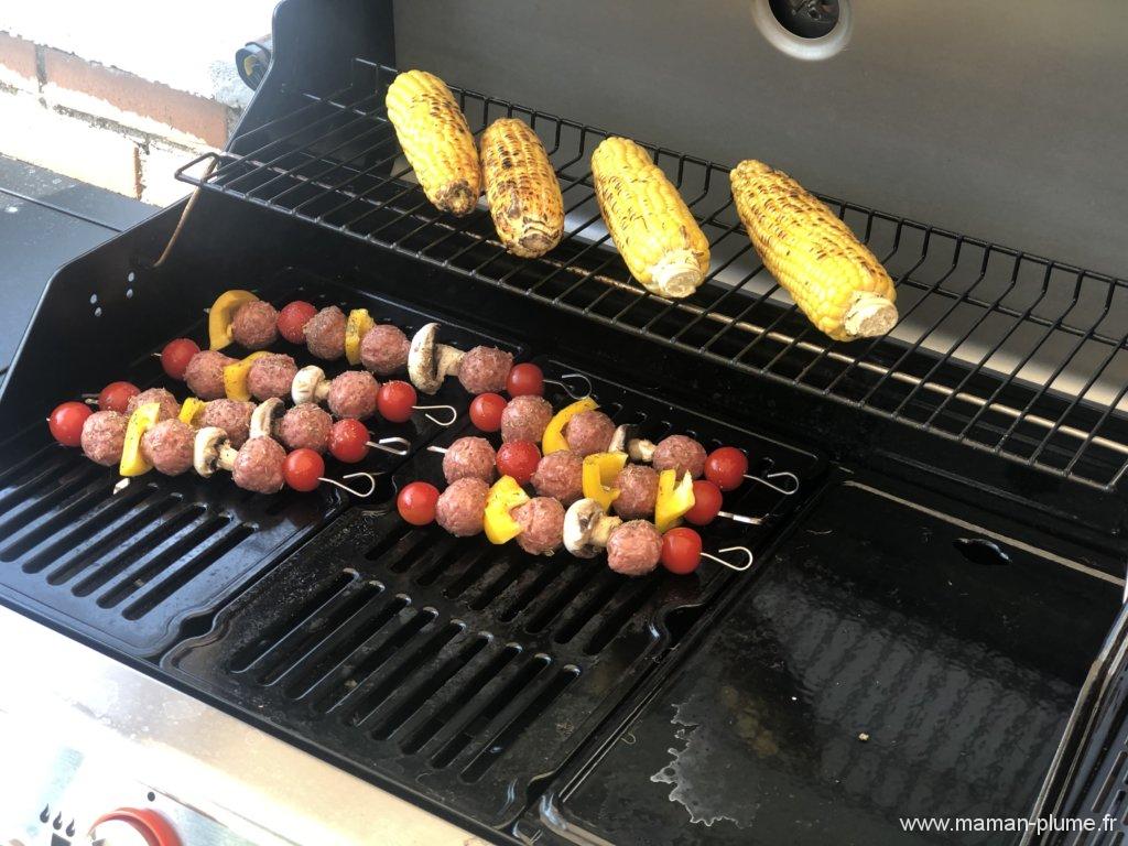 Brochettes de boulettes et maïs au barbecue