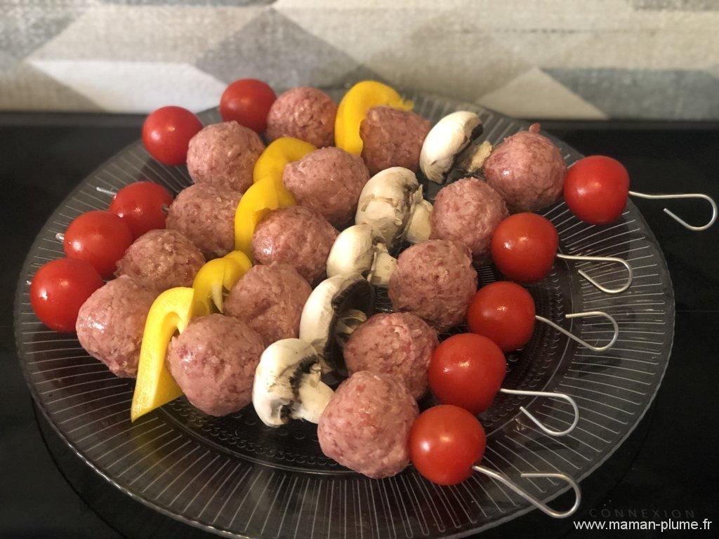 Brochettes de boulettes et maïs au barbecue